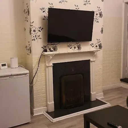 2 Bedroom House, Tunstall, Stoke-On-Trent. Exterior photo