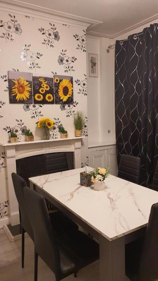 2 Bedroom House, Tunstall, Stoke-on-trent. Apartment